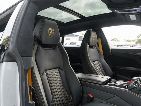 Used 2022 Lamborghini Urus AWD/4WD image 4