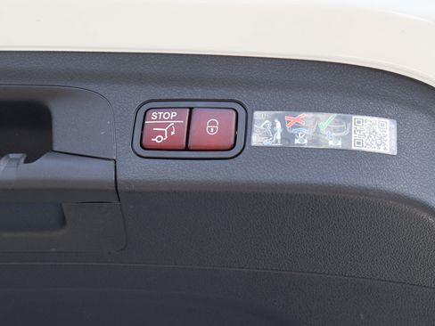 Used 2025 Mercedes-Benz GLE 450e 4MATIC image 23