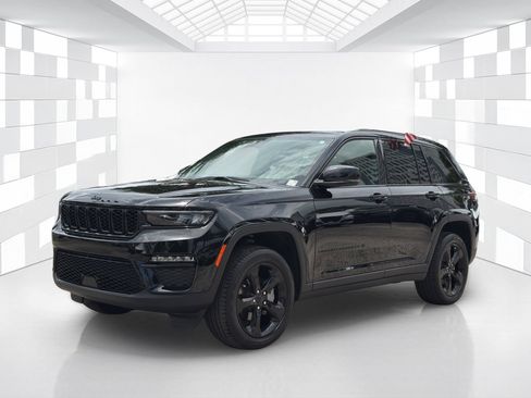 Used 2025 Jeep Grand Cherokee Limited w/ Black Appearance Package RWD image 3