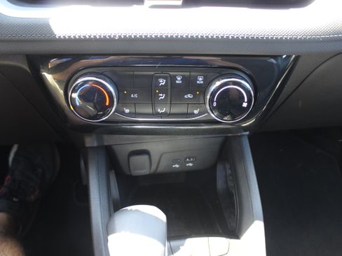 Used 2024 Chevrolet TrailBlazer LT w/ LT Cold Weather Package AWD/4WD image 9