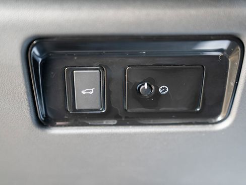 Used 2017 Jaguar F-PACE Premium image 22