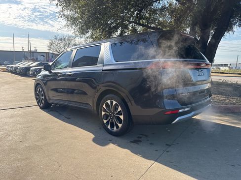 Used 2024 Kia Carnival EX image 3