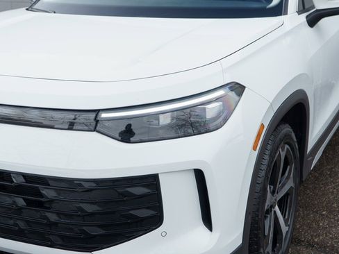 Used 2025 Volkswagen Tiguan SE w/ Panoramic Sunroof Package image 11