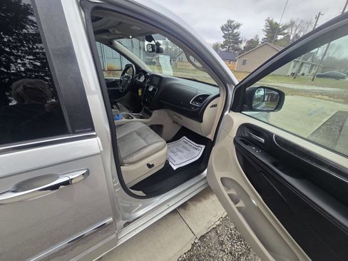 Used 2012 Chrysler Town & Country Limited w/ Luxury Group image 10