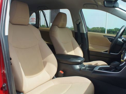 Used 2019 Toyota RAV4 LE FWD image 21