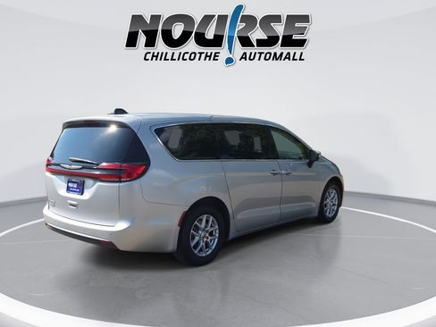 Used 2023 Chrysler Pacifica Touring-L FWD image 8