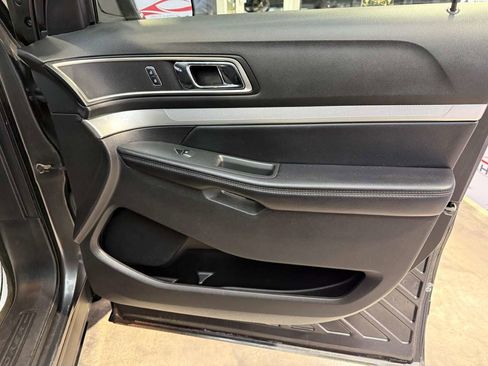 Used 2017 Ford Explorer XLT image 33