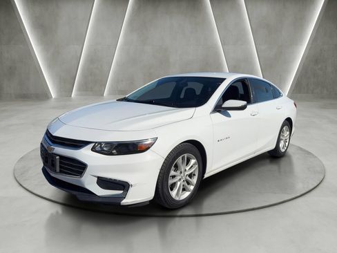 Used 2017 Chevrolet Malibu LT w/ Leather Package FWD image 3