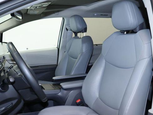 Used 2022 Toyota Sienna XLE AWD/4WD image 27