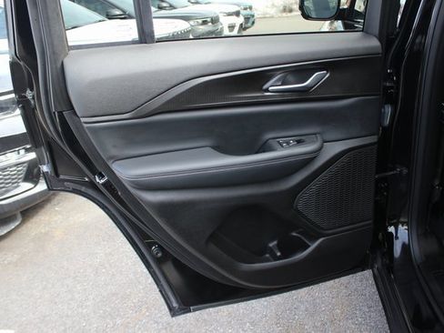 Used 2023 Jeep Grand Cherokee Altitude image 23