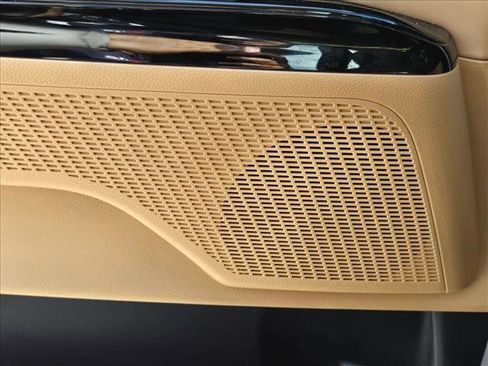 Used 2024 Kia Carnival EX image 9