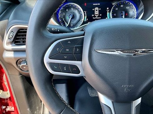 Used 2025 Chrysler Pacifica Select FWD image 11