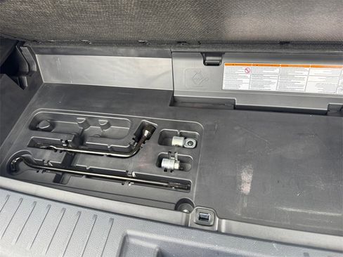 Used 2022 Toyota Highlander XLE image 17