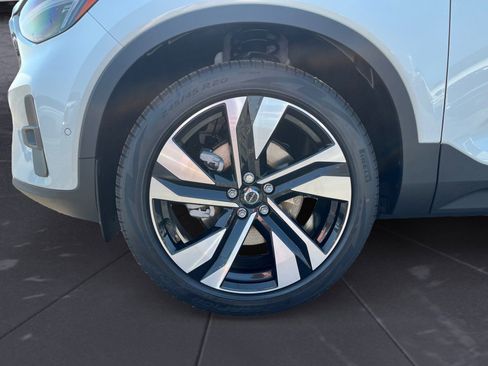 Used 2025 Volvo XC40 B5 Plus w/ Protection Package Premier image 14