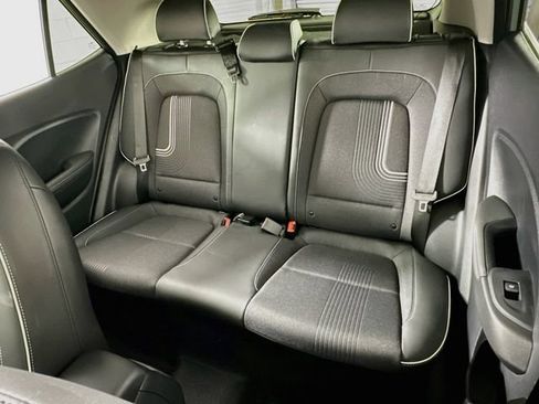 Used 2025 Hyundai Venue Limited FWD image 11