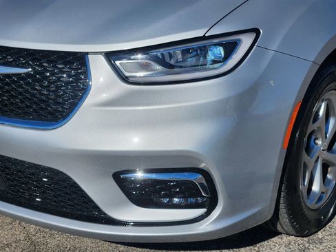 Used 2024 Chrysler Pacifica Limited image 10