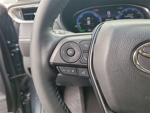 Used 2024 Toyota Venza LE image 17