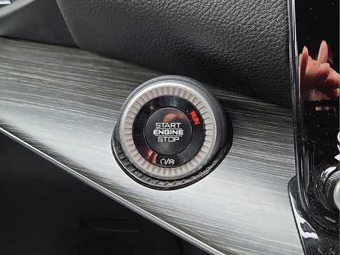 Used 2024 Jeep Wagoneer Series II w/ Flexible Seating Group image 32