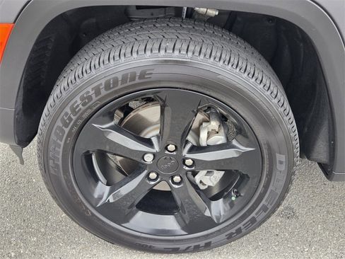 Used 2025 Jeep Grand Cherokee Altitude image 14