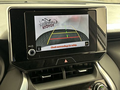 Used 2023 Toyota Venza LE image 17