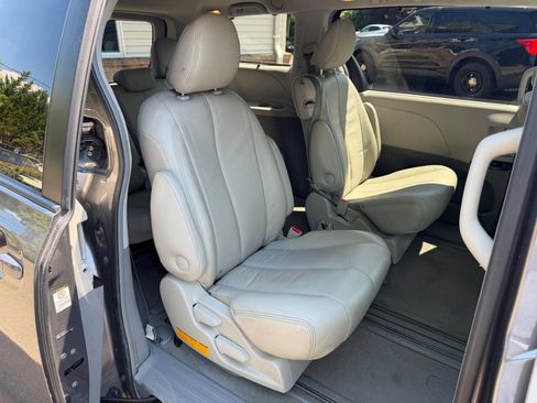 Used 2011 Toyota Sienna LE FWD image 20