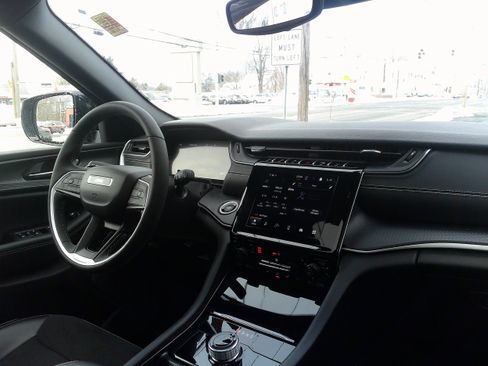 Used 2024 Jeep Grand Cherokee Altitude image 26