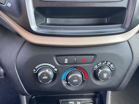 Used 2017 Jeep Cherokee Sport FWD image 24