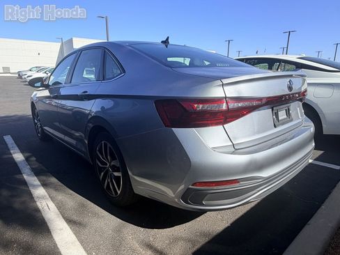 Used 2025 Volkswagen Jetta SE FWD image 3