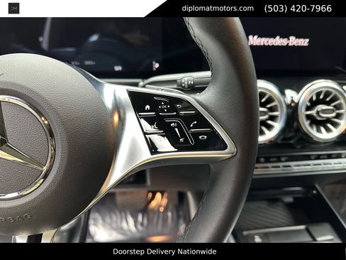 Used 2024 Mercedes-Benz EQB 300 4MATIC image 29