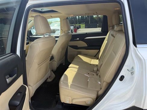 Used 2017 Toyota Highlander XLE AWD/4WD image 11