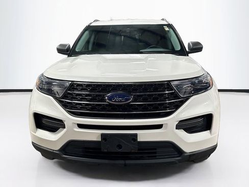 Used 2022 Ford Explorer XLT image 2