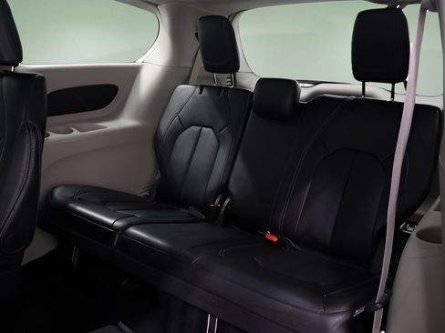 Certified 2024 Chrysler Pacifica Touring-L FWD image 14