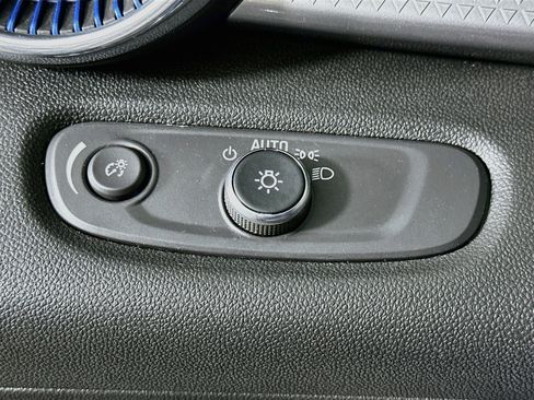 Used 2025 Chevrolet Trax LT FWD image 17