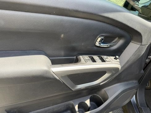 Used 2017 Nissan Titan SV RWD image 25