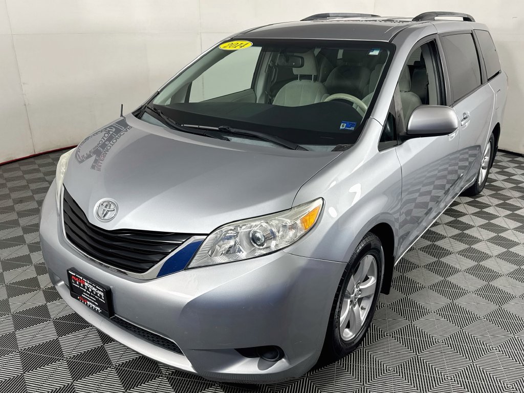 Used 2014 Toyota Sienna LE FWD image 3