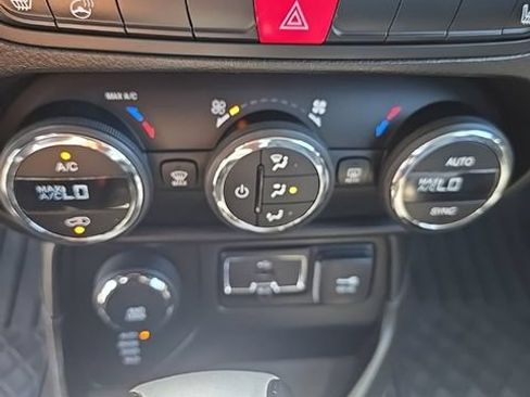 Used 2017 Jeep Renegade Limited AWD/4WD image 18