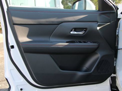 Used 2025 Nissan Kicks SR FWD image 13