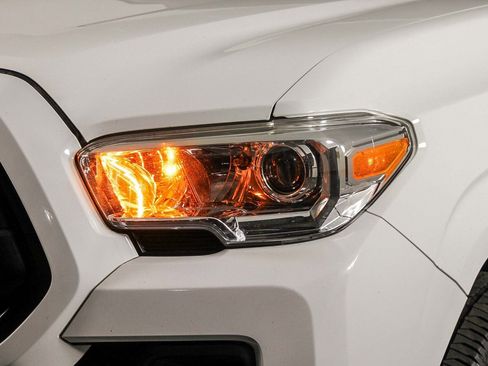 Used 2022 Toyota Tacoma SR w/ SR Convenience Package image 4