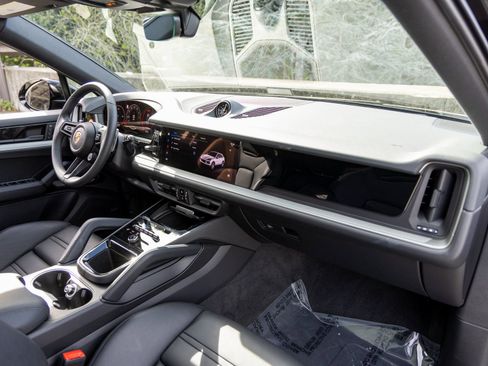 Certified 2025 Porsche Cayenne Coupe image 55