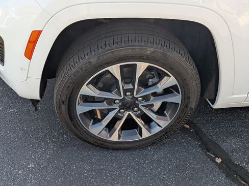 Used 2024 Jeep Grand Cherokee L Overland w/ Trailer Tow Package image 12