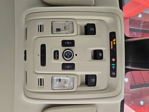 Used 2021 GMC Yukon Denali w/ Denali Premium Package image 28