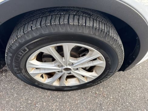 Used 2019 Ford Escape SE image 12