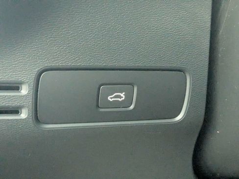 Used 2024 Volvo C40 Recharge Core AWD/4WD image 31