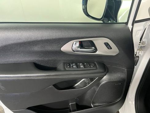 Certified 2023 Chrysler Pacifica Limited w/ Uconnect Theater Family Group FWD image 15
