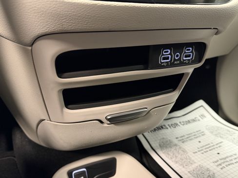 Used 2024 Chrysler Pacifica Touring-L image 15