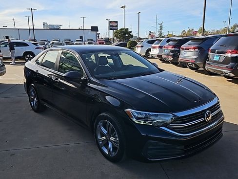 Used 2024 Volkswagen Jetta SE image 3