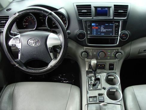 Used 2013 Toyota Highlander SE AWD/4WD image 12