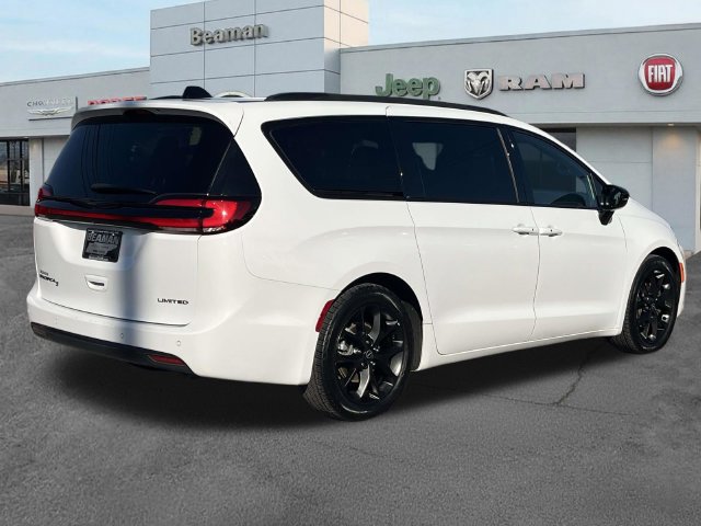 Used 2025 Chrysler Pacifica Limited FWD image 7