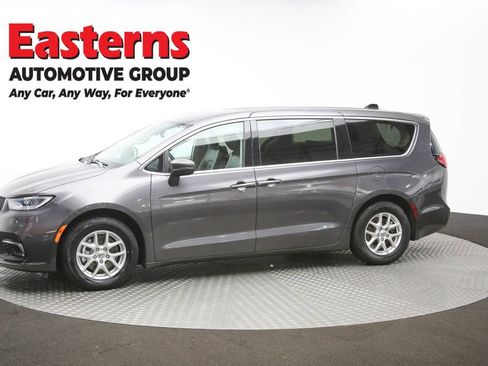 Used 2023 Chrysler Pacifica Touring-L image 57