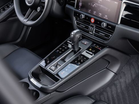 Certified 2026 Porsche Macan AWD/4WD image 33